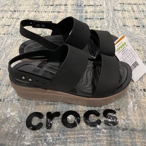 NWT Crocs Womens Sz 7 Brooklyn Low Wedge Black Mushroom Tan Platform Sandal Shoe